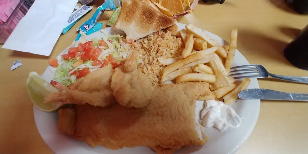 Pescado Empanizado Y Papas Fritas